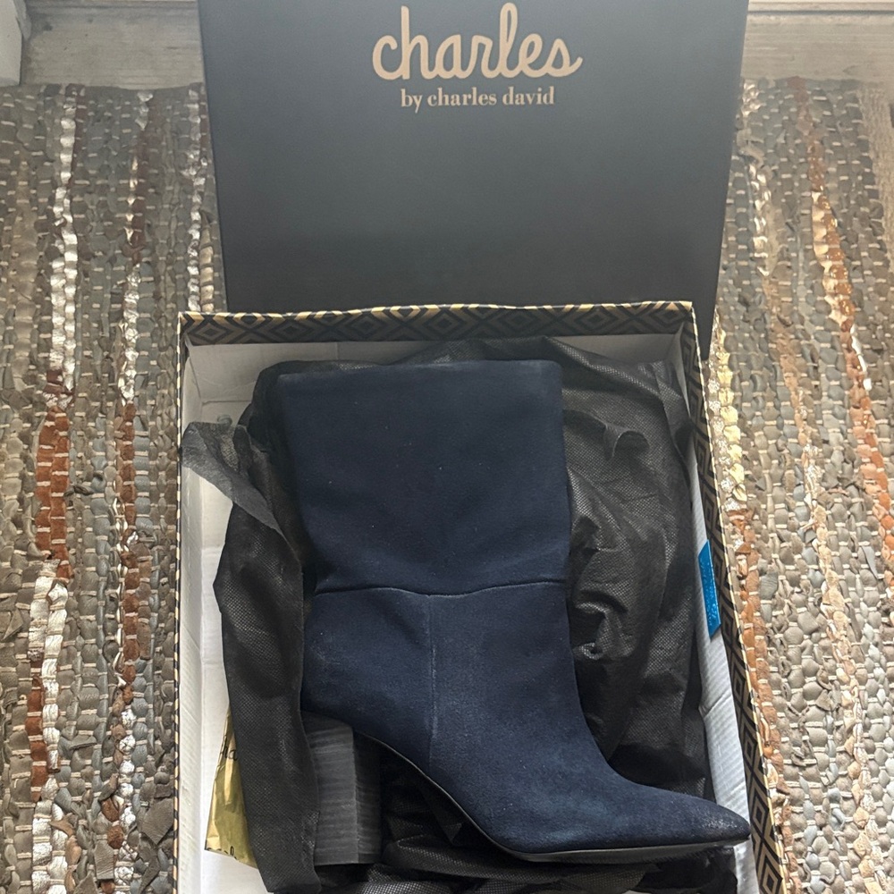 Navy high heel bootie used, very good condition, distressed style